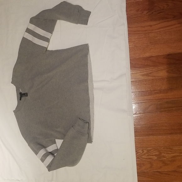 Forever 21 Tops - Forever 21 gray cropped sweatshirt, sz Small EUC
